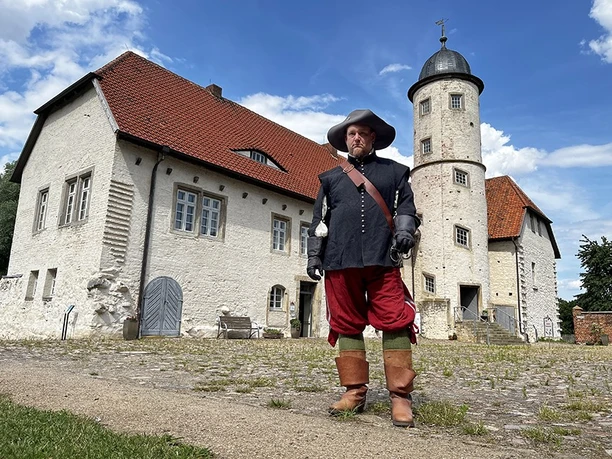 Am Museum Burg Brome: Jan Kalb in Kleidung nach dem Vorbild des 17. Jahrhunderts Am Museum Burg Brome: Jan Kalb in Kleidung nach dem Vorbild des 17. Jahrhunderts