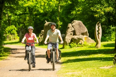 Der Vulkanpark-Radweg führt durch den Nettepark mit Skulpturen