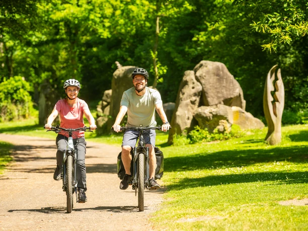 Der Vulkanpark-Radweg führt durch den Nettepark mit Skulpturen