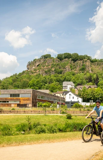 Kyll-Radweg in Gerolstein. mit Dolomiten im Hintergrund