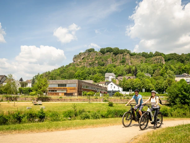 Kyll-Radweg in Gerolstein. mit Dolomiten im Hintergrund