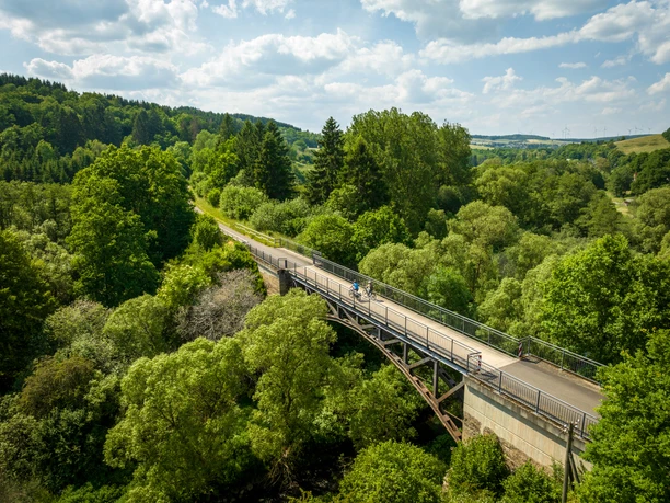 Der Kyll-Radweg führt auch über Brücken wie hier bei Stadtkyll
