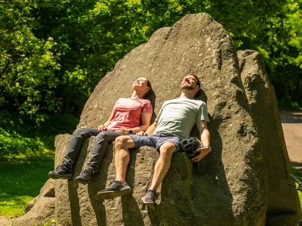 Rast auf Skulptur im Nettepark am Vulkanpark-Radweg
