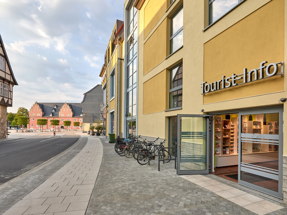 Tourist-Info Wolfenbüttel Eingang der Tourist-Info in modernem Gebäude, im Hintergrund FachwerkhäuserEntrance to the tourist information office in a modern building, half-timbered houses in the backgroundIndgang til turistinformationen i en moderne bygning med bindingsværkshuse i baggrunden.Ingang van het toeristeninformatiecentrum in een modern gebouw, vakwerkhuizen op de achtergrond