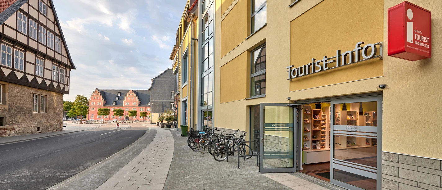 Tourist-Info Wolfenbüttel Entrance to the tourist information office in a modern building, half-timbered houses in the background