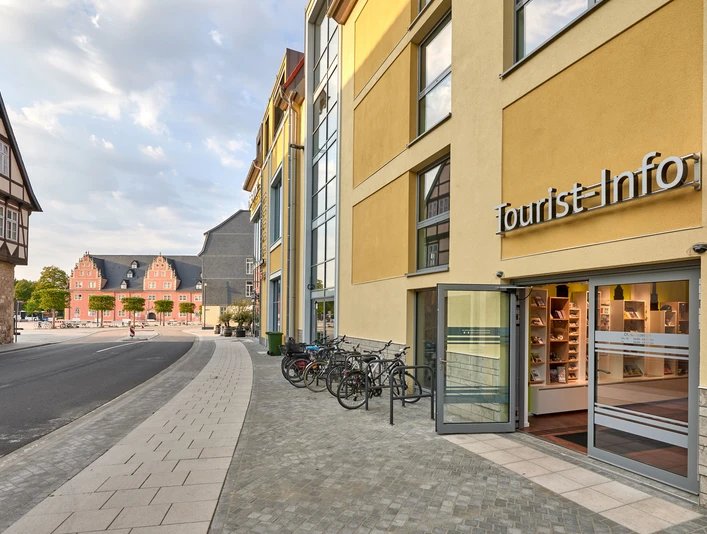 Tourist-Info Wolfenbüttel Eingang der Tourist-Info in modernem Gebäude, im Hintergrund FachwerkhäuserEntrance to the tourist information office in a modern building, half-timbered houses in the backgroundIndgang til turistinformationen i en moderne bygning med bindingsværkshuse i baggrunden.Ingang van het toeristeninformatiecentrum in een modern gebouw, vakwerkhuizen op de achtergrond