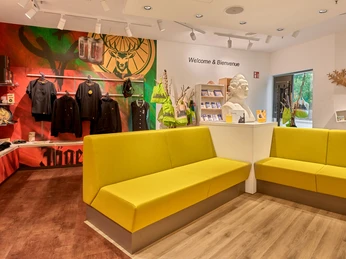 Sitzecke Tourist-Info Moderne hellgrüne SitzbänkeModern light green benchesModerne lysegrønne bænkeModerne lichtgroene banken