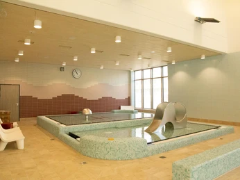 Planschbecken mit Elefantenrutsche