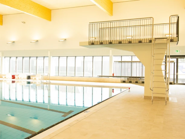 hallenbad_hoexter (1).jpg Schwimmbecken mit Sprungturm und Fensterfront