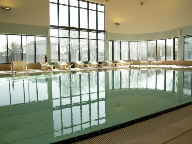 Lehrschwimmbecken mit großer Fensterfront