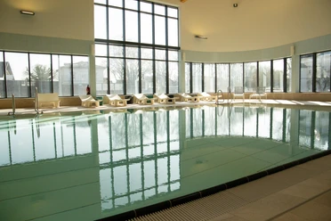 hallenbad_hoexter (2).jpg Lehrschwimmbecken mit großer Fensterfront