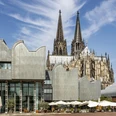 Museum Ludwig Panorama des Museum Ludwig, mit dem Kölner Dom im Hintergrund, blauer Himmel und Wolken.Panorama of the Museum Ludwig, with Cologne Cathedral in the background, blue sky and clouds.