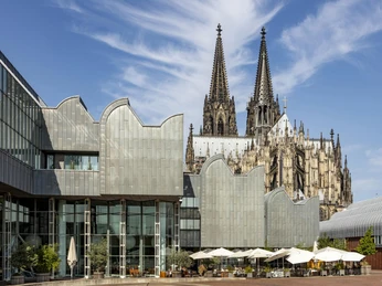 Museum Ludwig Panorama des Museum Ludwig, mit dem Kölner Dom im Hintergrund, blauer Himmel und Wolken.Panorama of the Museum Ludwig, with Cologne Cathedral in the background, blue sky and clouds.