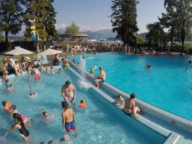 Vue sur piscine en plein air
