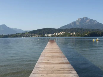 Strandbad Lido Aussicht auf den Steg im Lido LuzernView of the jetty at Lido LucerneVue sur le ponton du Lido de Lucerne