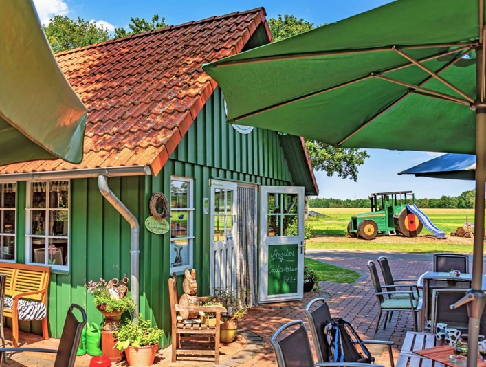 Melkhus Fintel mit schönen Sitzmöglichkeiten Melkhus Fintel mit schönen SitzmöglichkeitenMelkhus Fintel with beautiful seating optionsMelkhus Fintel med smukke siddepladserMelkhus Fintel met prachtige zitplaatsen