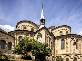 Sankt Maria im Kapitol Sankt Maria im Kapitol in Köln: Romanische Basilika mit markanten Rundbogenfenstern und Turmspitze.Sankt Maria im Kapitol in Cologne: Romanesque basilica with striking arched windows and spire.