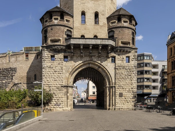 Severinstorburg Die Severinstorburg, ein mittelalterlicher Torbau in Köln, ragt majestätisch unter klarem Himmel empor.