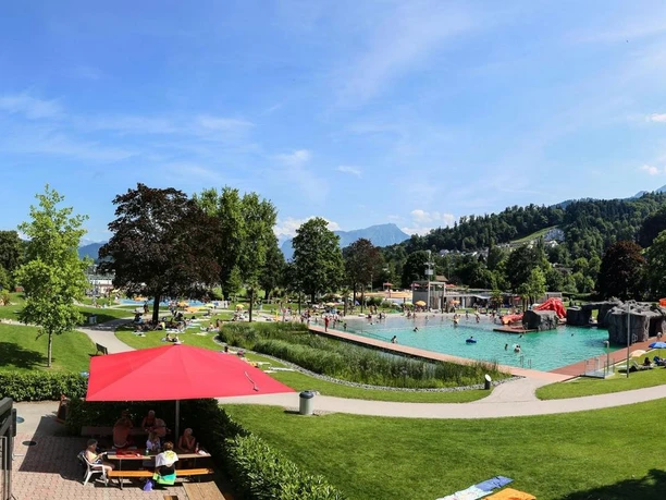 Vue sur le gazon du parc aquatique