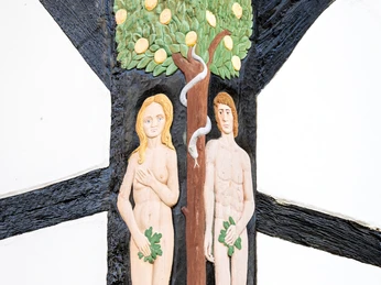 Eckpfeiler des Fachwerkhauses mit Abbildung von Adam und EvaCorner pillar of the half-timbered house with depiction of Adam and Eve