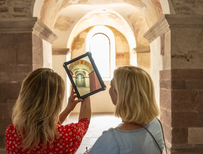 weibliches Pärchen betrachtet auf Tablet die früheren kunstvollen Verzierungen im JohanneschorFemale couple looking at the former ornate decorations in St. John's Choir on a tablet