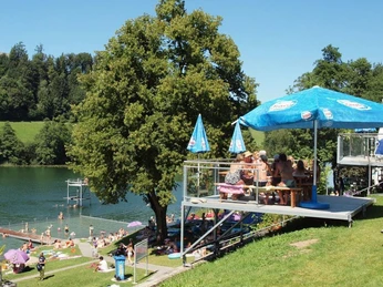 Rotsee Badi Seebad Blick auf die TerrasseView of the terraceVue sur la terrasse