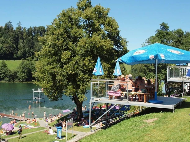 Rotsee Badi Seebad Blick auf die Terrasse