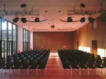 Mediencampus: venue with meeting room Schillersaal for your meeting & conference in Leipzig Mediencampus: Eventlocation mit mit Tagungsraum Schillersaal in Reihenbestuhlung für Tagung & Konferenz Leipzig ConventionMediencampus: venue with meeting room Schillersaal with row seating for meeting & conference Leipzig conventionMediencampus: Místo konání akcí s konferenční místností Schillersaal s řadou míst k sezení pro jednání a konference Leipzig ConventionMediencampus: Miejsce wydarzeń z salą konferencyjną Schillersaal z miejscami w rzędach na spotkania i konferencje Leipzig ConventionMediencampus: Evenementenlocatie met conferentieruimte Schillersaal met zitrijen voor vergaderingen en conferenties Leipzig ConventionMediencampus: location per eventi con sala conferenze Schillersaal con posti a sedere in fila per riunioni e conferenze Convenzione di Lipsia