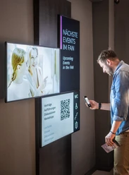 Mann scant QR-Code für weitere Informationen im Forum Anja Niedringhaus