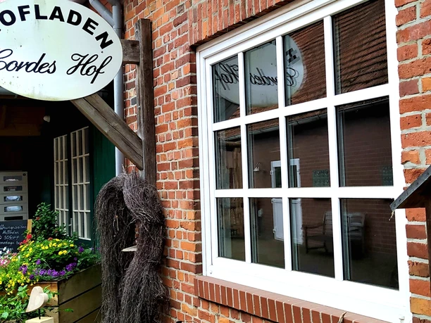 Der Eingang zum Hofladen der Familie Cordes in Bülstedt Der Eingang zum Hofladen der Familie Cordes in Bülstedt