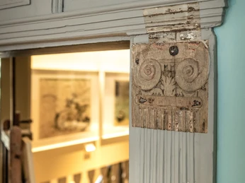 Verzierte, hölzerne Türzarge im Forum Jacob PinsDecorated, wooden door frame in the Forum Jacob Pins