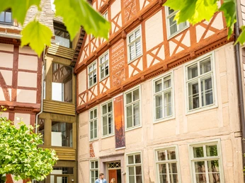 Hoexter-Forum Jacob Pins-Stadt Hoexter-D. Ketz-2023-157.jpg Pärchen tritt aus der Tür des Forum Jacob Pins herausCouple steps out of the door of the Forum Jacob Pins