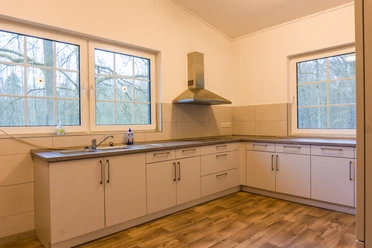 Küche Jugendzeltplatz Helle Küche mit modernen Einbauschränken, Spüle und Blick ins Grüne.