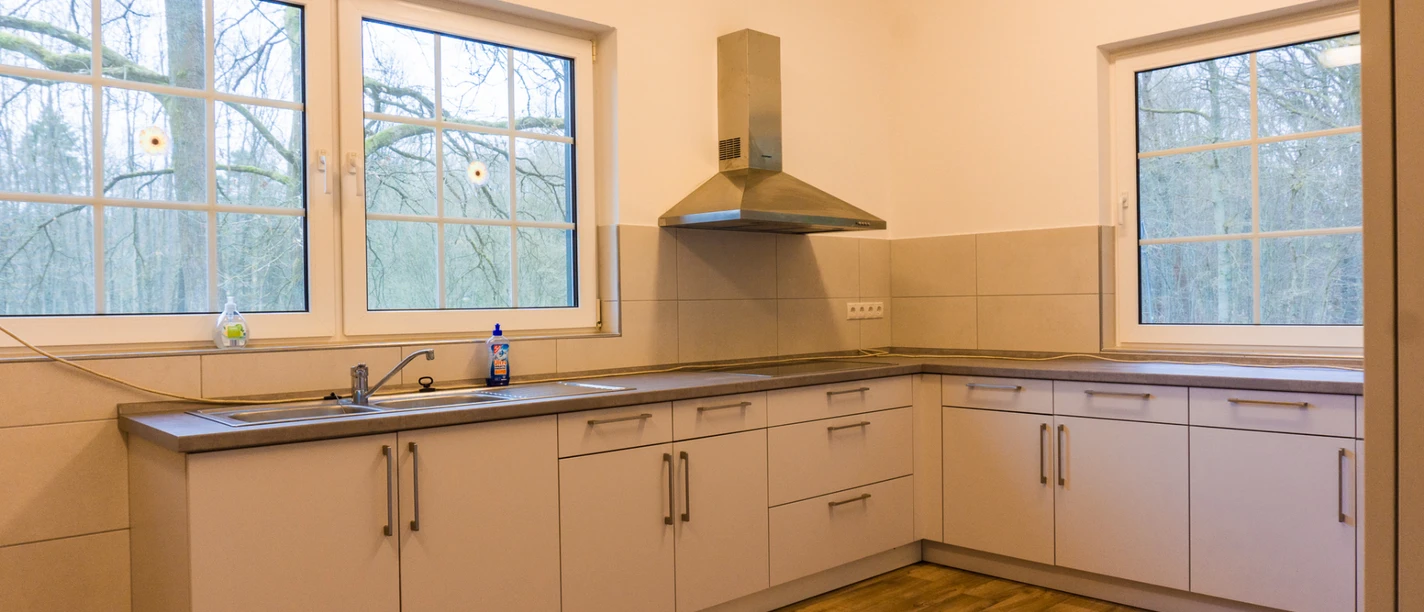 Küche Jugendzeltplatz Helle Küche mit modernen Einbauschränken, Spüle und Blick ins Grüne.