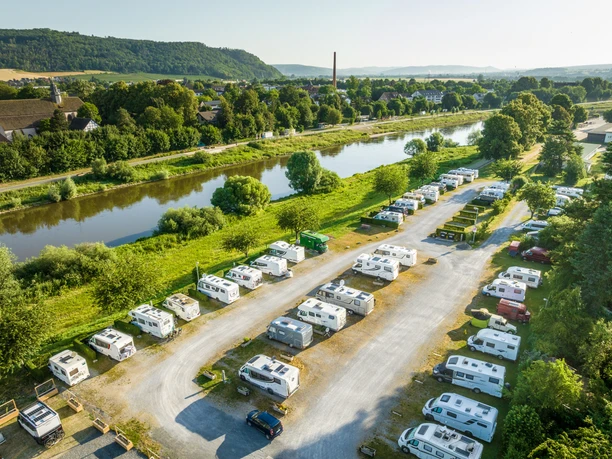 Hoexter-Wohnmobilstellplatz-Stadt Hoexter-D. Ketz-2023-007.jpg Luftaufnahme von der Weser mit Wohnmobilstellplatz