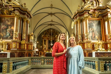 Hoexter-Kirche Corvey-Stadt Hoexter-D. Ketz-2023-467.jpg Zwei Frau besichtigen prächtige Barockkirche in Corvey