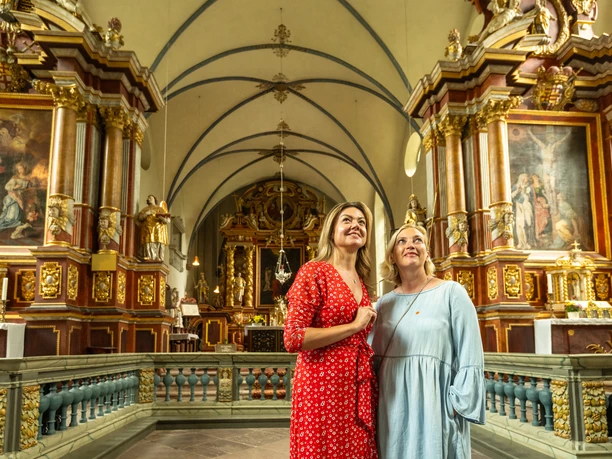 Hoexter-Kirche Corvey-Stadt Hoexter-D. Ketz-2023-467.jpg Zwei Frau besichtigen prächtige Barockkirche in Corvey