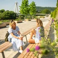 Frauen auf Bank an WeserpromenadeWomen on a bench on the Weser promenade