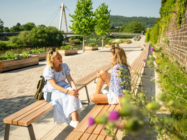 Women on a bench on the Weser promenade