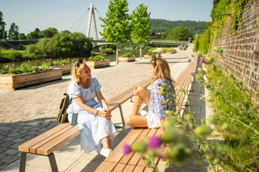 Hoexter-Weserufer-Stadt Hoexter-D. Ketz-2023-282.jpg Frauen auf Bank an Weserpromenade