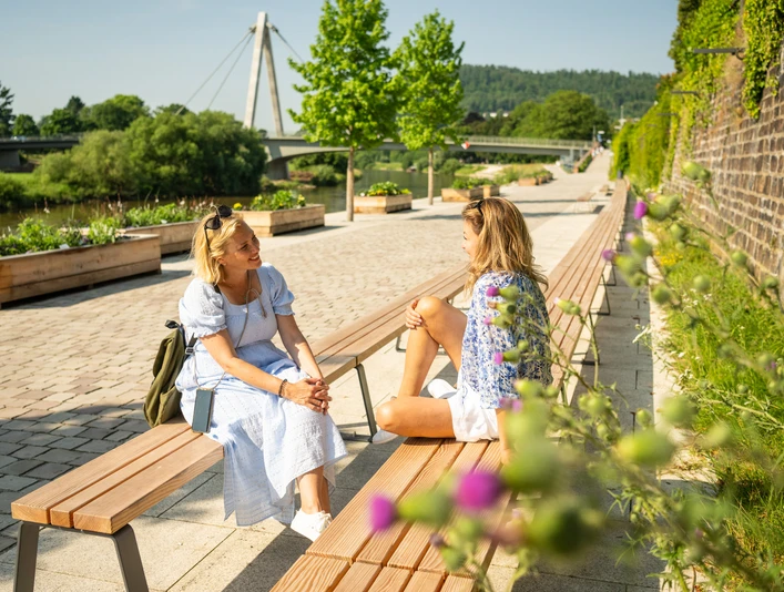 Hoexter-Weserufer-Stadt Hoexter-D. Ketz-2023-282.jpg Frauen auf Bank an WeserpromenadeWomen on a bench on the Weser promenade