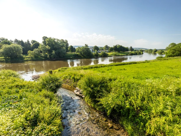 Hoexter-Weser-Stadt Hoexter-D. Ketz-2023-245.jpg Kleiner Bach fließt in Weser