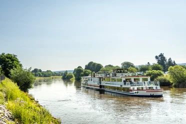 Hoexter-Weserschifffahrt-Stadt Hoexter-D. Ketz-2023-276.jpg Ausflugsschiff auf der Weser