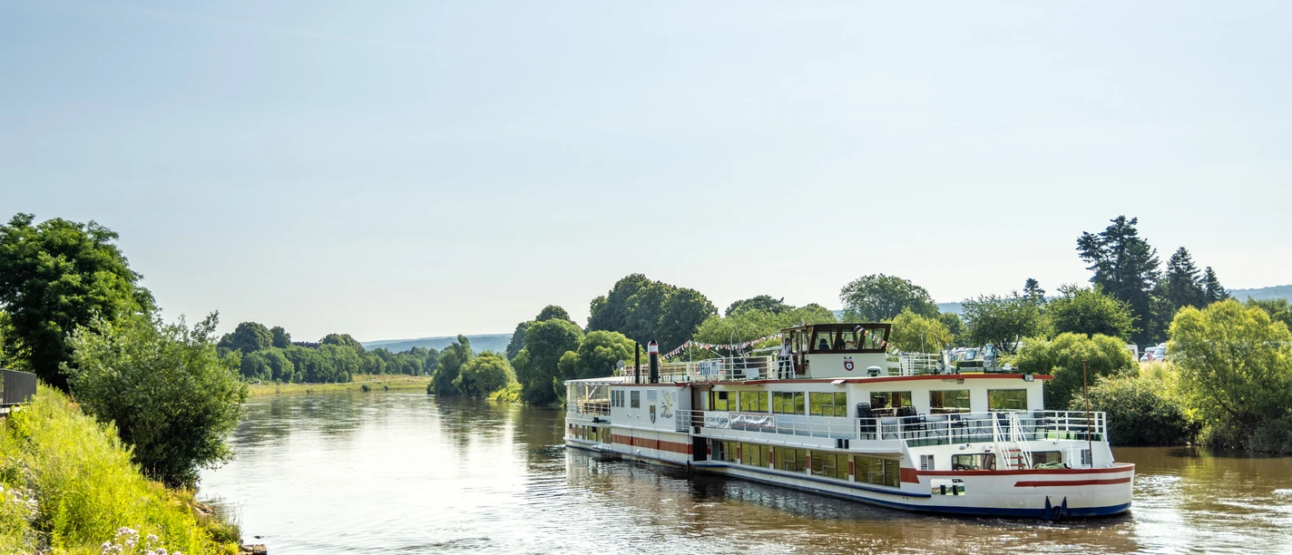 Hoexter-Weserschifffahrt-Stadt Hoexter-D. Ketz-2023-276.jpg Ausflugsschiff auf der Weser