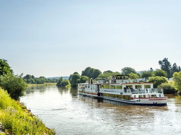 Hoexter-Weserschifffahrt-Stadt Hoexter-D. Ketz-2023-276.jpg Ausflugsschiff auf der Weser