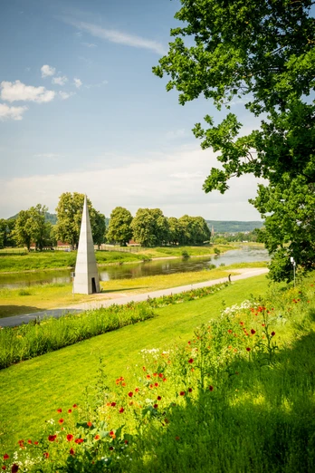 Radfahrerinnen auf dem Weser-RadwegCyclists on the Weser cycle path