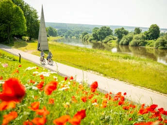Radfahrerinnen auf dem Weser-RadwegCyclists on the Weser cycle path