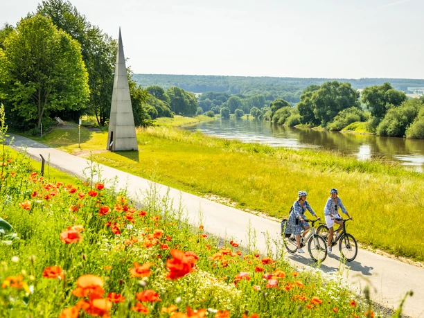 Hoexter-Weserradweg-Stadt Hoexter-D. Ketz-2023-310.jpg Cyclists on the Weser cycle path