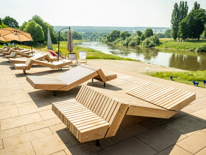 Hoexter-Weserradweg-Stadt Hoexter-D. Ketz-2023-299.jpg Rastplatz Weserscholle mit Liegen und tollem Blick auf den FlußWeserscholle rest area with loungers and a great view of the river