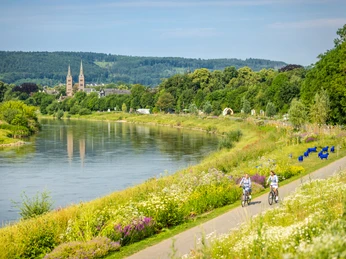 Hoexter-Weserradweg-Stadt Hoexter-D. Ketz-2023-287.jpg Radfahrerinnen auf dem Weserradweg mit Stadtkirche im HintergrundCyclists on the Weser cycle path with the town church in the background